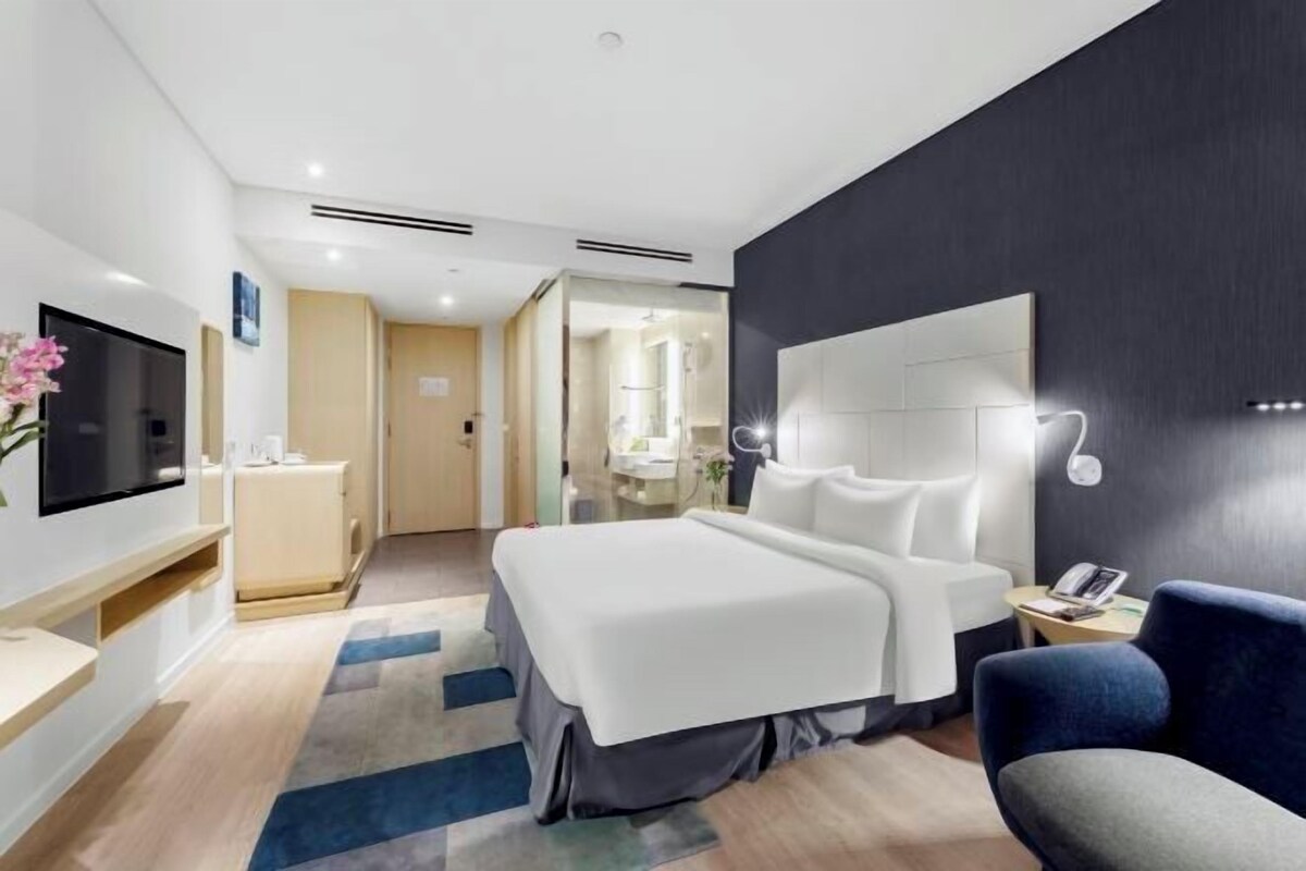 Minibar, in-room safe, desk, iron/ironing board (on request)