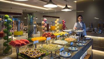 Desayuno con opciones de la cocina local diario (VND 462000 por persona)