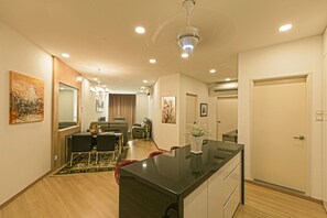 Suite, 3 soverom, tekjøkken, sjøutsikt | Oppholdsrom | En 32-tommers LCD-TV med Parabol-TV samt TV