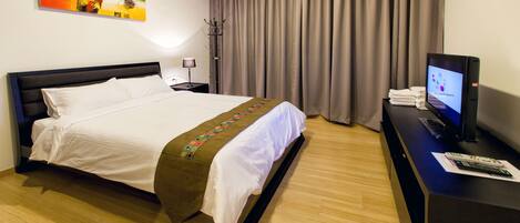 Two-Bedroom Suite | Unika möbler, skrivbord, arbetsyta för laptop och mörklÀggningsgardiner