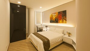 Phòng Suite, 3 phòng ngủ, bếp nhỏ, quang cảnh biển | Bàn, khu vực làm việc phù hợp cho laptop, màn/rèm cản sáng 