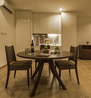Full-sized fridge, microwave, stovetop, coffee/tea maker - Luxfort 118 Service Suites (George Town)