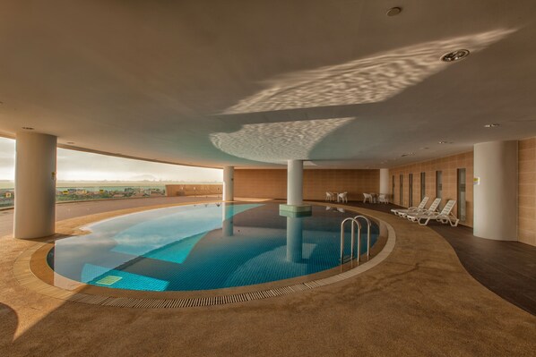 Indoor pool, sun loungers