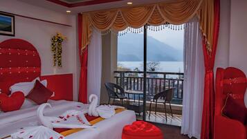 Honeymoon Suite with Jacuzzi | Desk, free WiFi, bed sheets