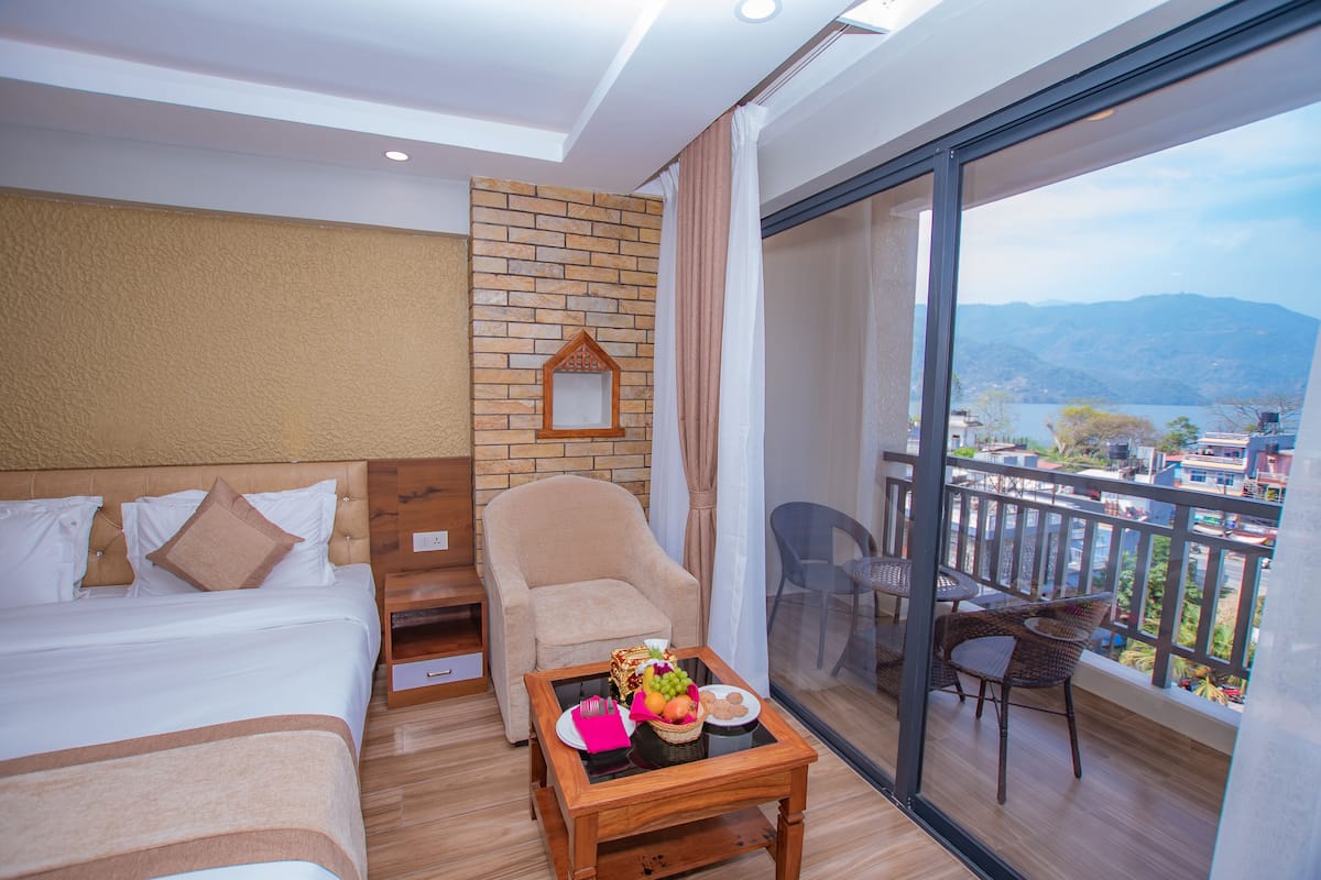 Escritorio, wifi gratis y ropa de cama