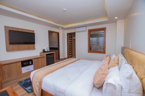 Suite Room with Steam and Jacuzzi | Desk, free WiFi, bed sheets - Hotel Pokhara Village & SPA (Pokhara)