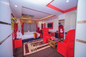 Honeymoon Suite with Jacuzzi | 책상, 무료 WiFi, 침대 시트