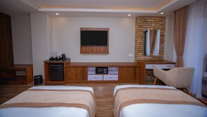 Deluxe Twin Room | Meja, Wi-fi percuma, cadar katil 