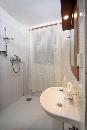 Habitació individual econòmica | Bany | Dutxa, articles de tocador gratuïts, assecador de cabells i barnussos 