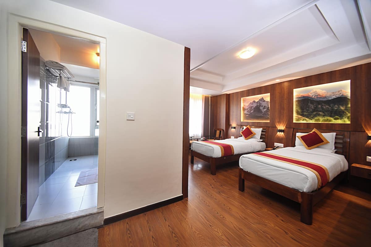 Deluxe Twin kamer, 2 eenpersoonsbedden | Een kluis op de kamer, een bureau, geluiddichte muren