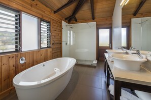 Villa | Badezimmer | Kostenlose Toilettenartikel, Haartrockner, Bademäntel, Handtücher