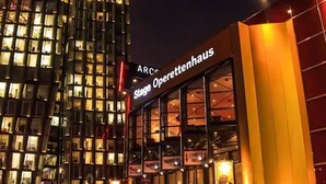 Un bâtiment avec une enseigne indiquant « Stage Operettenhaus » et de nombreuses fenêtres.