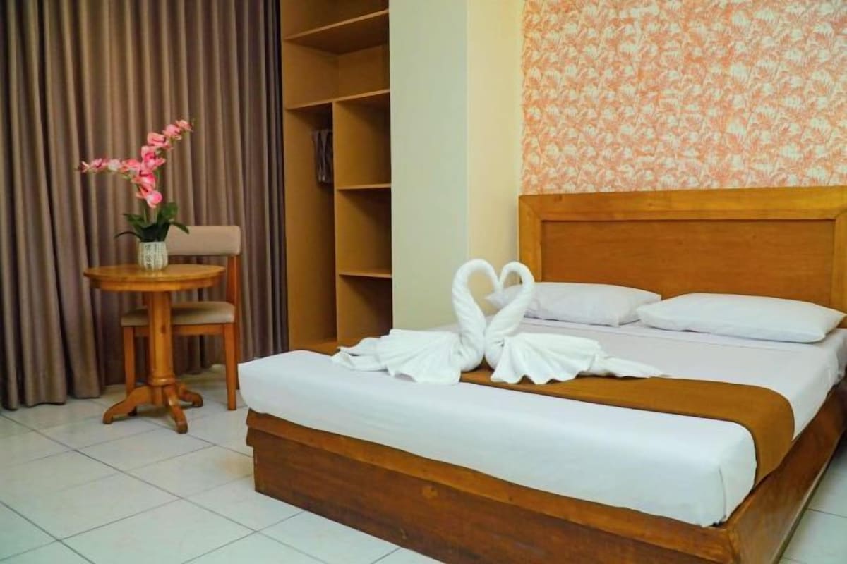 In-room safe, desk, WiFi (free), bed sheets