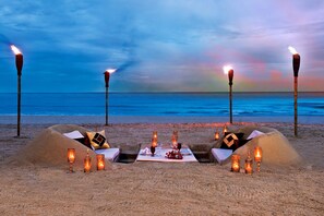Privat strand, solstolar, parasoller och strandhanddukar