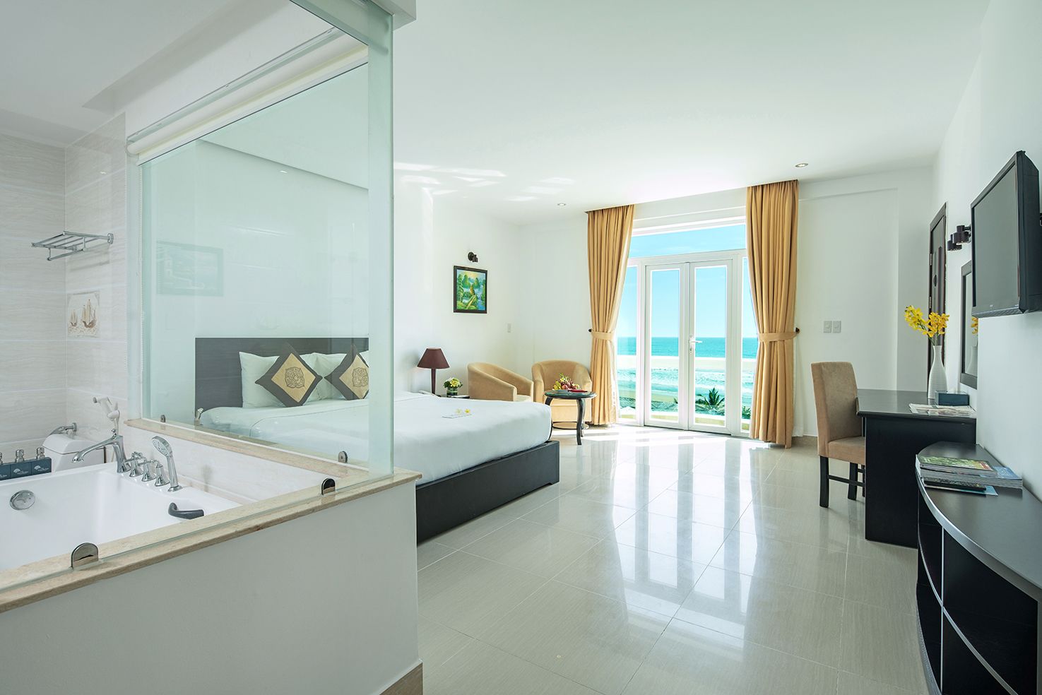 Prémium ágynemű, minibár, széf a szobában és íróasztal