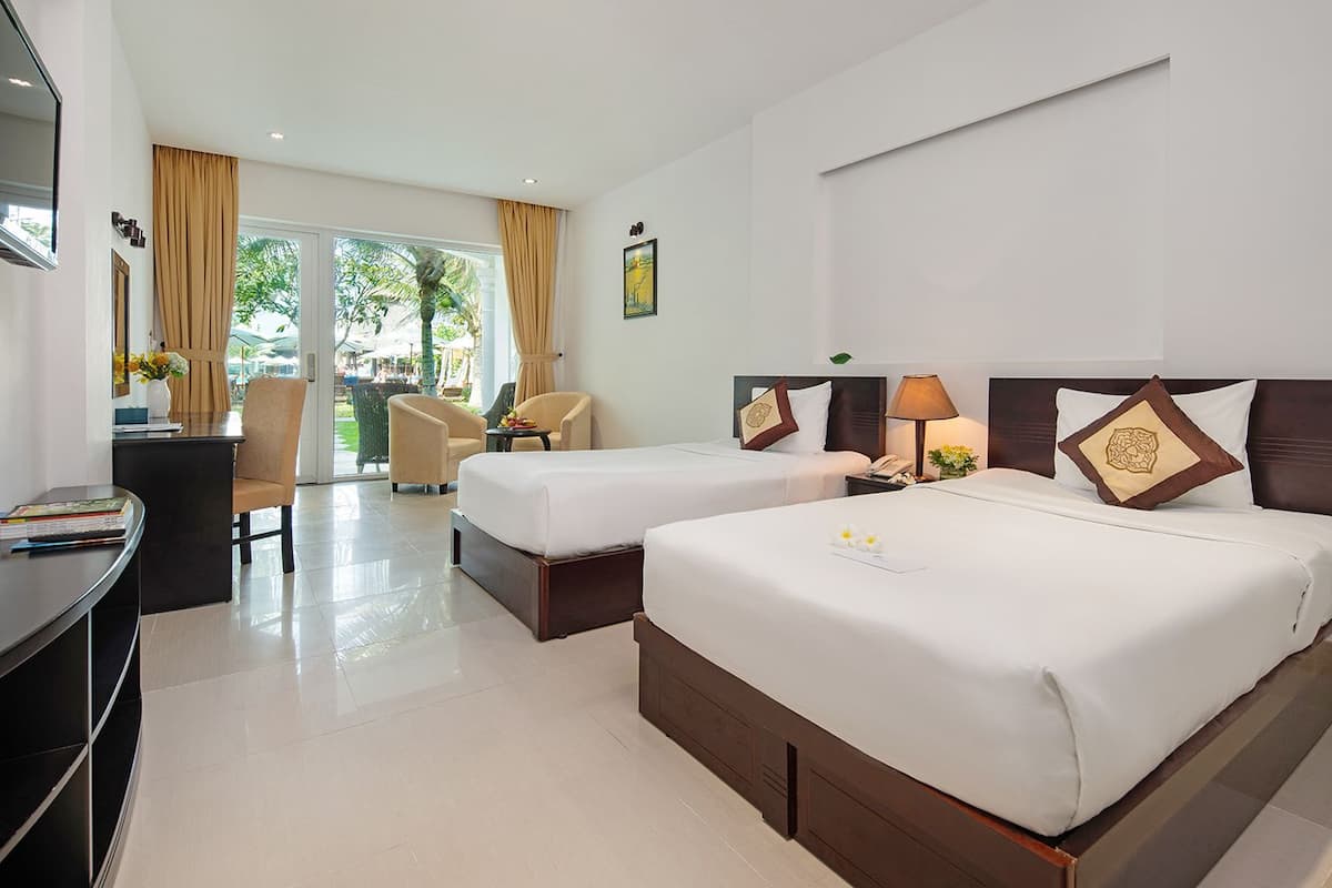 Premium bedding, minibar, in-room safe, desk