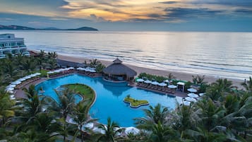 Private beach, sun-loungers, beach umbrellas, beach towels