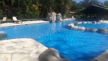 Kolam renang terbuka, kabana percuma