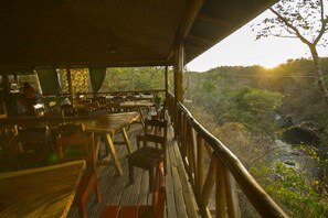 Free daily buffet breakfast - Canon de La Vieja Lodge (Curubandé)