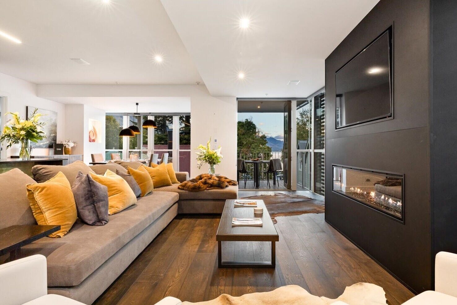 Apartamento Deluxe (Earl St by Eichardt's) | Zona de estar | Televisión de pantalla plana de 43 pulgadas con canales por cable