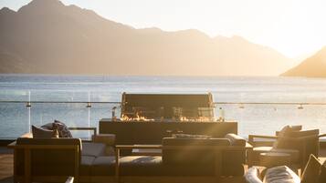 The Penthouse | Premium bedding, pillowtop beds, free minibar items, desk