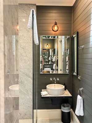 The Gold Vault Suite | Bad | Dype avslapningsbadekar, regndusjhode og designertoalettartikler