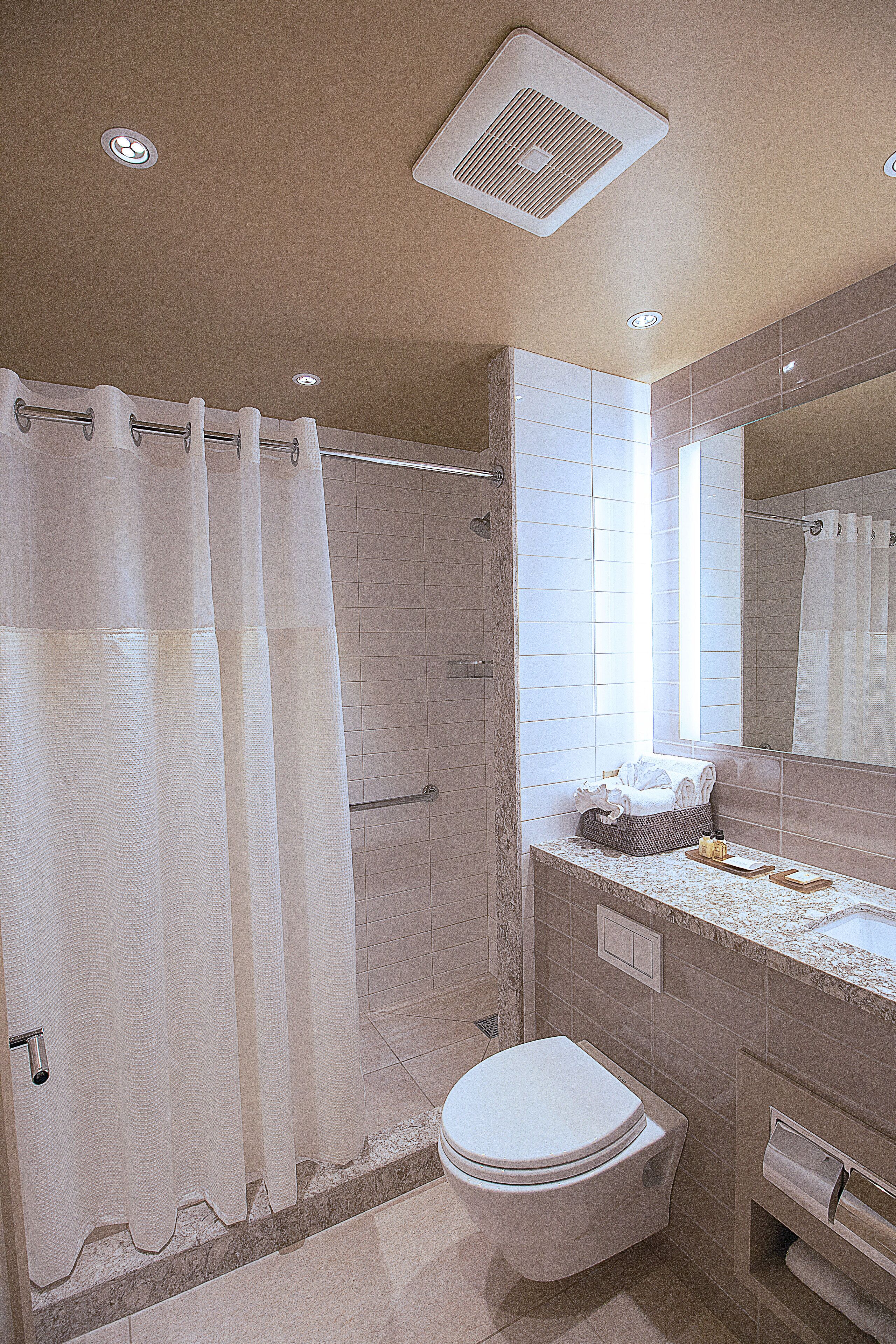 studio suite | bathroom | combined shower/bathtub, deep-soaking bathtub, designer toiletries