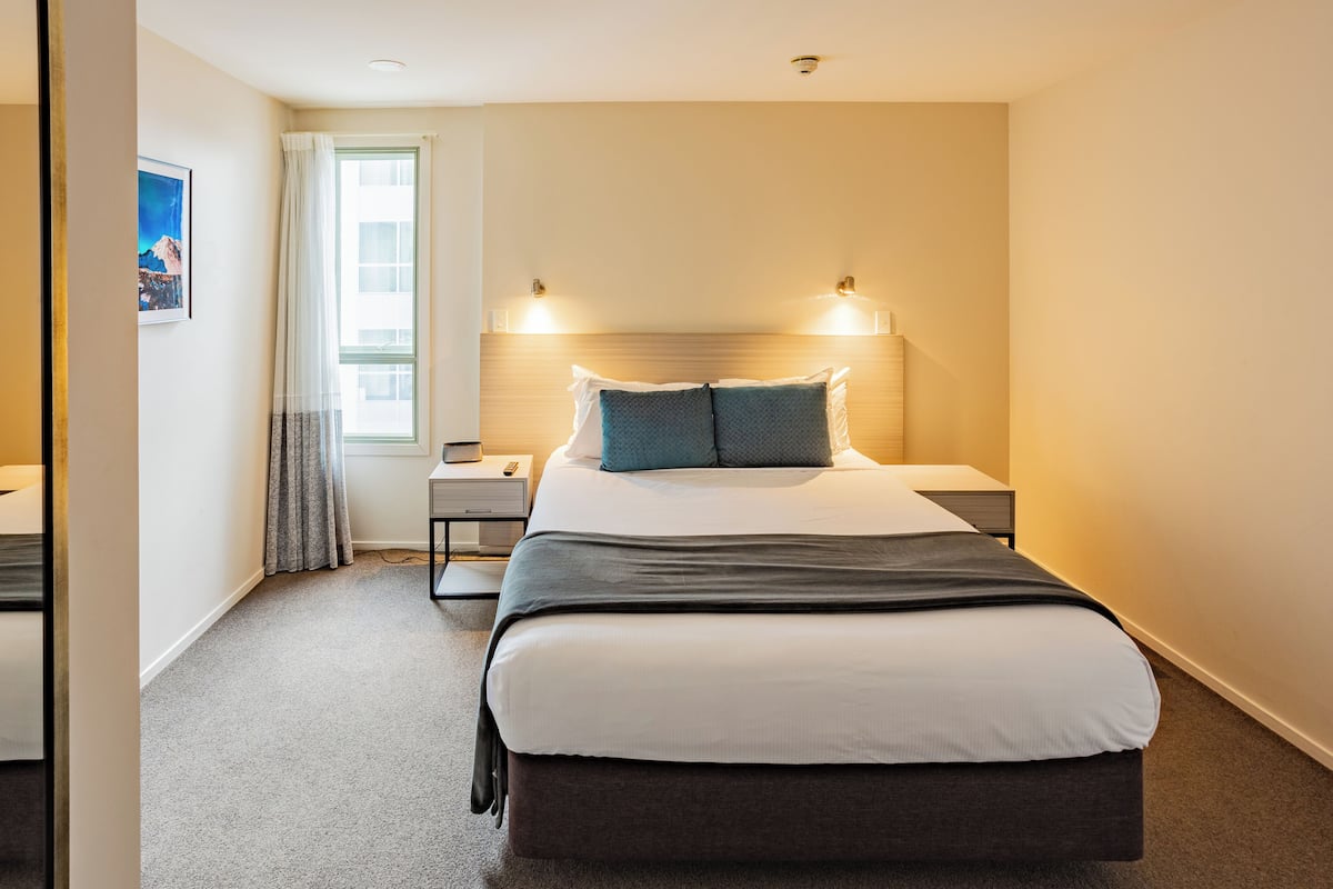 Een strijkplank/strijkijzer, babybedden, gratis wifi, beddengoed