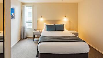 Bàn ủi/dụng cụ ủi quần áo, nôi/giường cho trẻ sơ sinh (phụ phí)