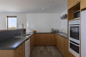 Private kitchen - Quest Cathedral Junction Serviced Apartments (Christchurch)
