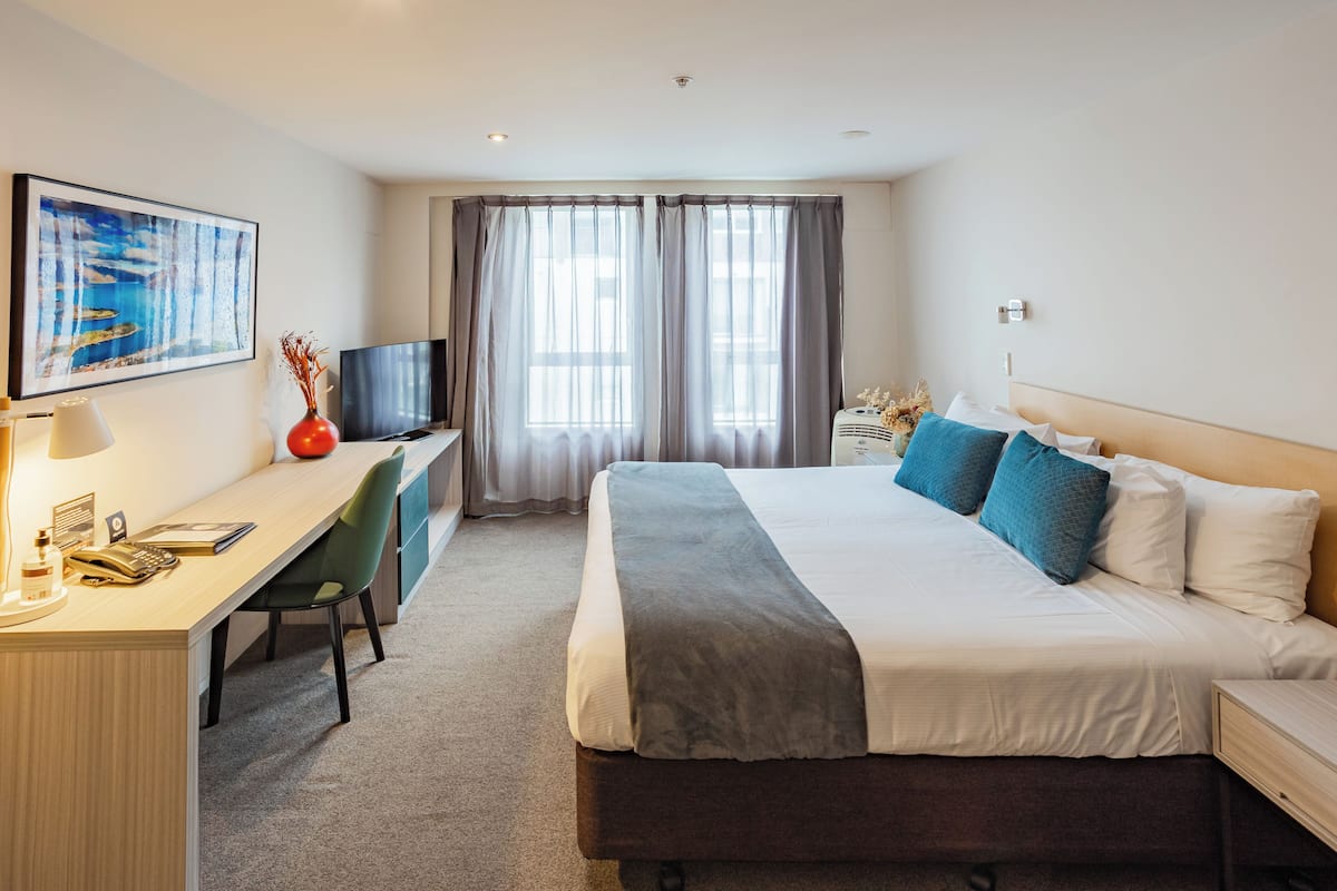 Een strijkplank/strijkijzer, babybedden, gratis wifi, beddengoed