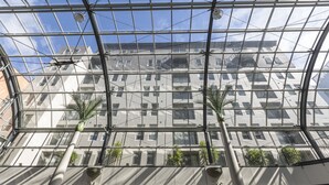 Een modern gebouw met een glazen gevel en meerdere verdiepingen.