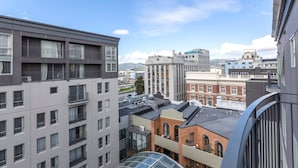 Een meerlaags gebouw met balkons en grote ramen, dat moderne en traditionele architectuur combineert.