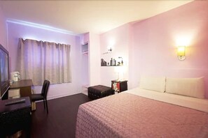 デラックス ダブルルーム ダブルベッド 1 台 | 客室ごとに異なる装飾、遮光カーテン、WiFi (無料)