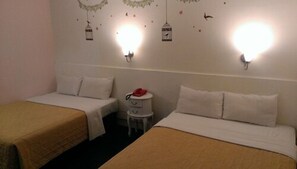 Deluxe fyrbäddsrum - 2 dubbelsängar | Badrum | Gratis toalettartiklar, hårtork och handdukar
