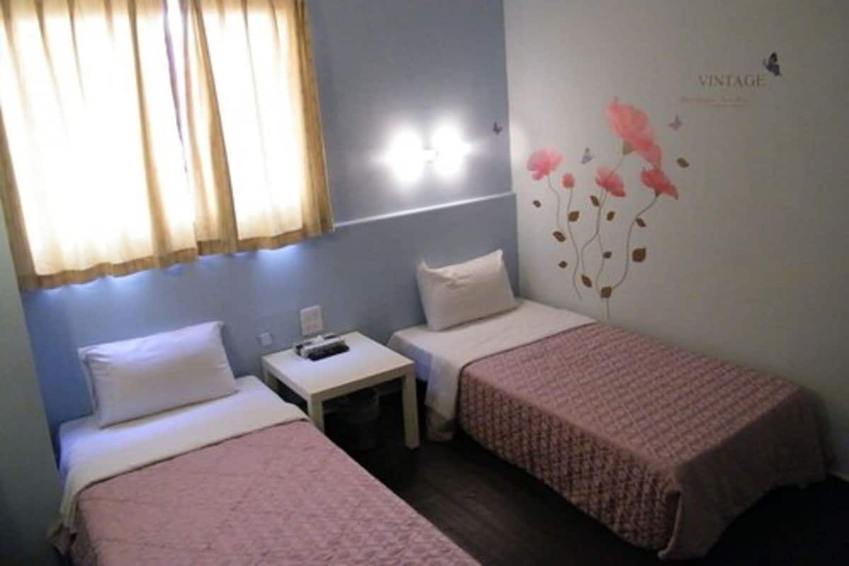 Deluxe Double Room, 2 Twin Beds | Individually decorated, blackout drapes, free WiFi