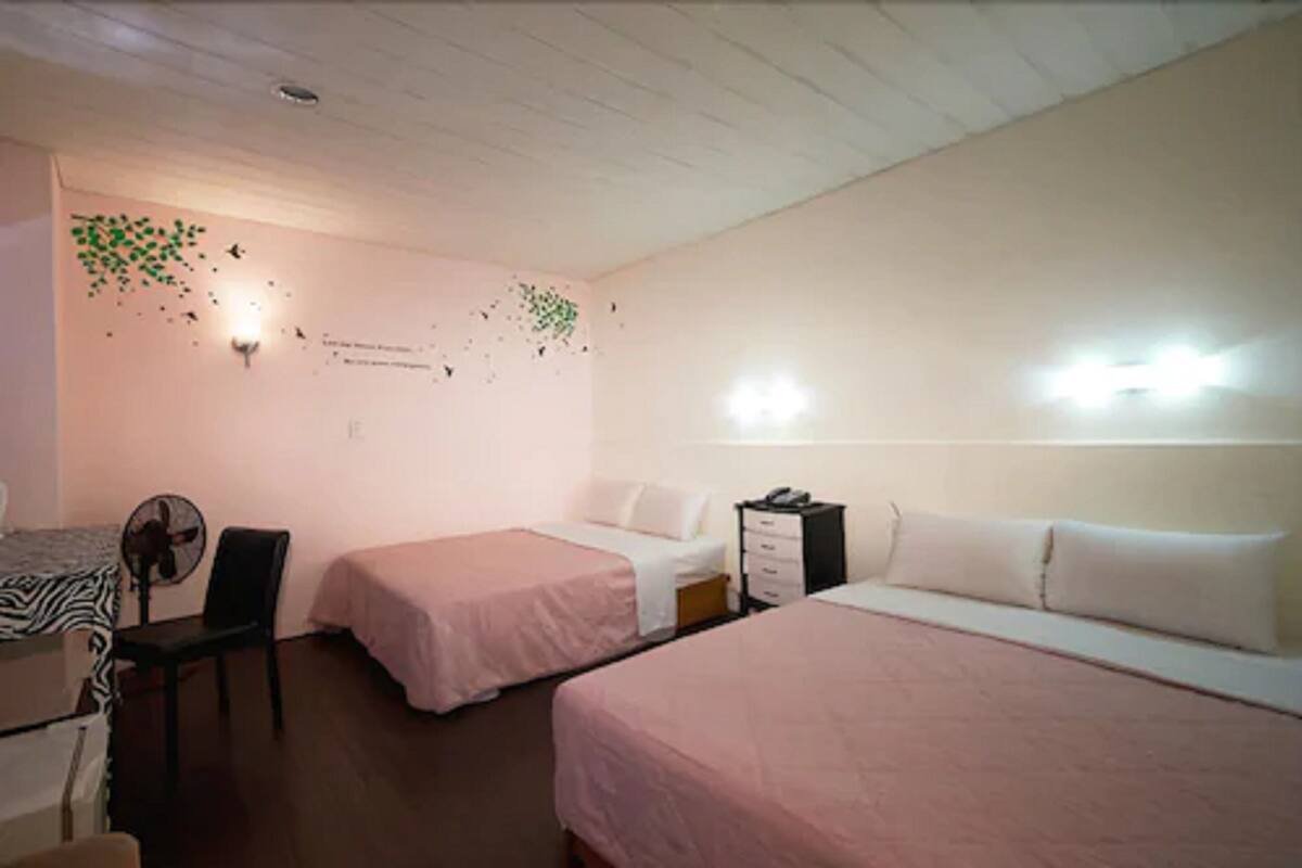 Habitación cuádruple Deluxe, 2 camas dobles | Cortinas opacas, wifi gratis, decoración individual