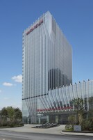 Un edificio moderno con un diseño vertical distintivo y un cielo despejado.