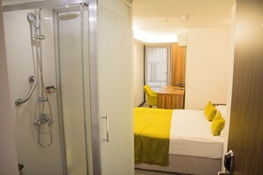Habitación económica, 1 cama matrimonial | Área de sala de estar | Televisión de pantalla plana