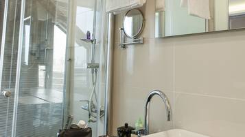 Combined shower/bathtub, hair dryer, slippers, towels