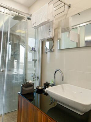 Combined shower/tub, hair dryer, slippers, towels