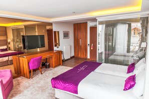 Minibar, escritorio, sistema de insonorización y wifi gratis