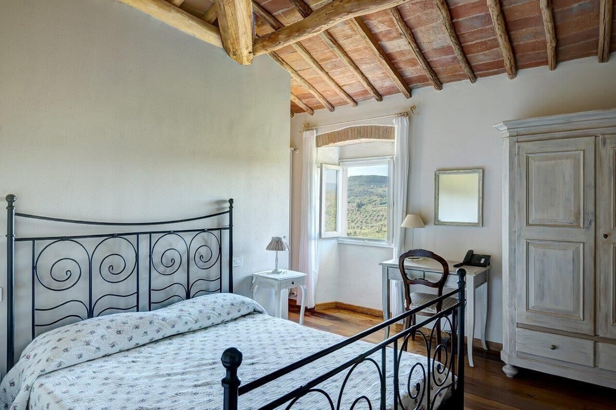Edredón, caja de seguridad en la habitación y escritorio 