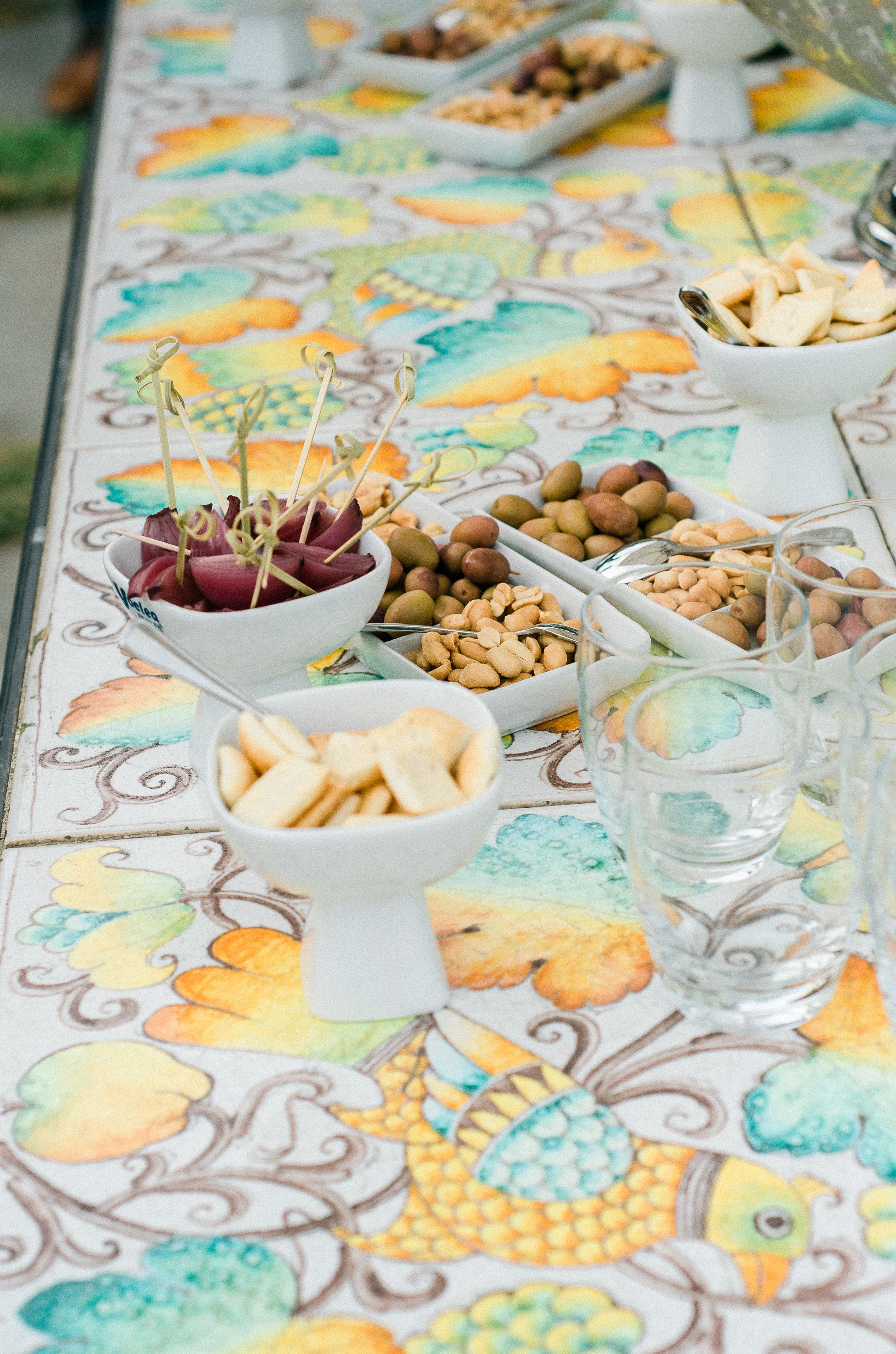 Une table avec divers aliments et des verres d’eau.