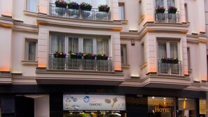 A hotel with a sign reading "APRILIS HOTEL". - Aprilis Hotel - Special class (Istanbul)