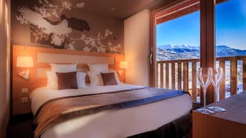 Minibar, coffres-forts dans les chambres, bureau, rideaux occultants