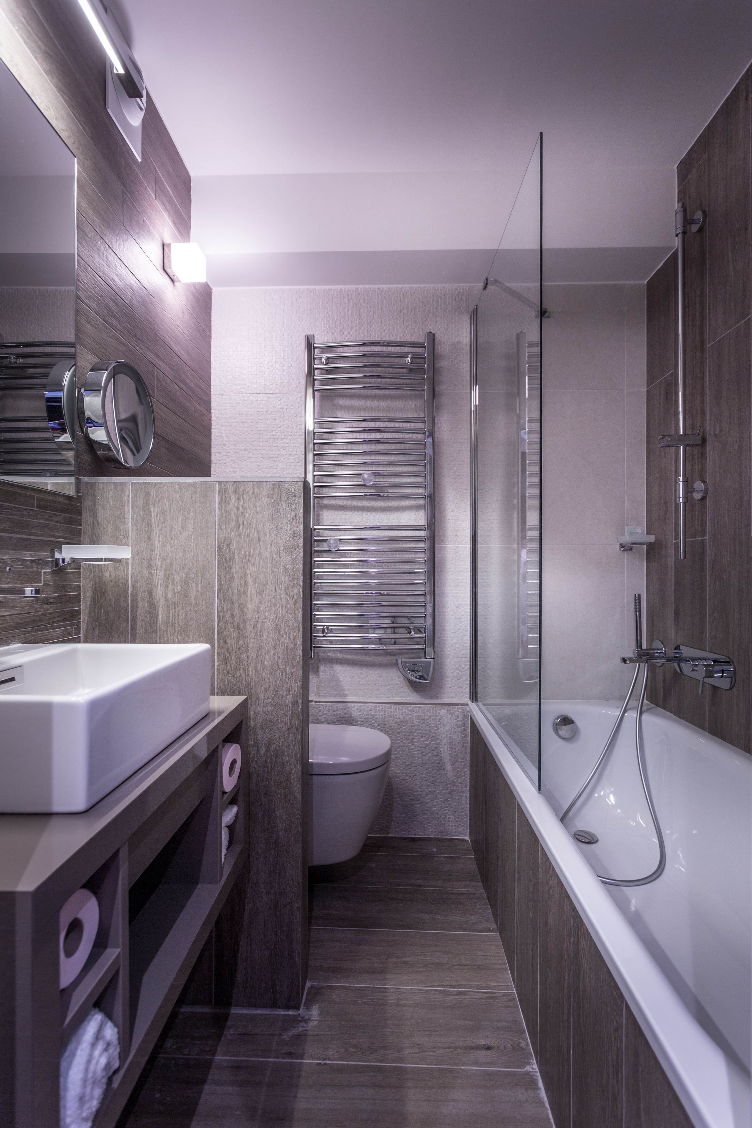 combined shower/bathtub, free toiletries, hair dryer, slippers