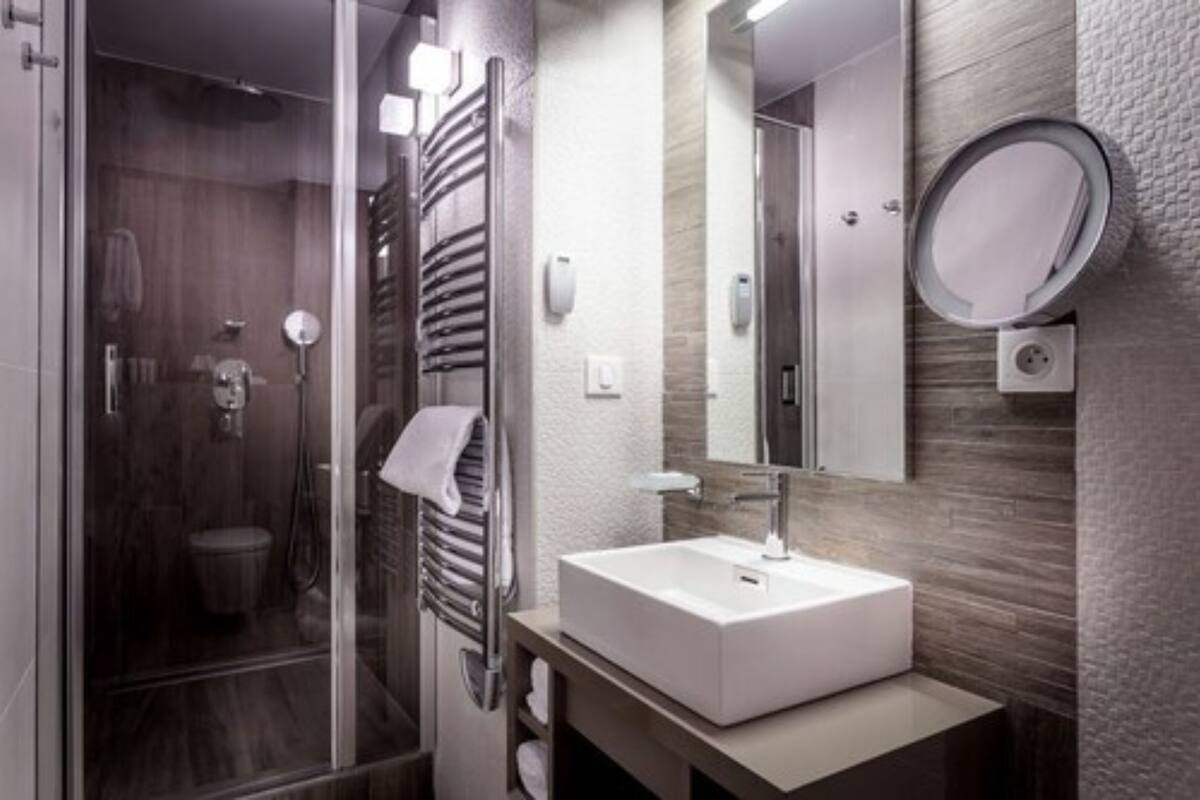 combined shower/bathtub, free toiletries, hair dryer, slippers