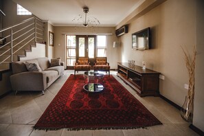 32-inch LCD TV with satellite channels, TV - The Capital Guesthouse (Gaborone)