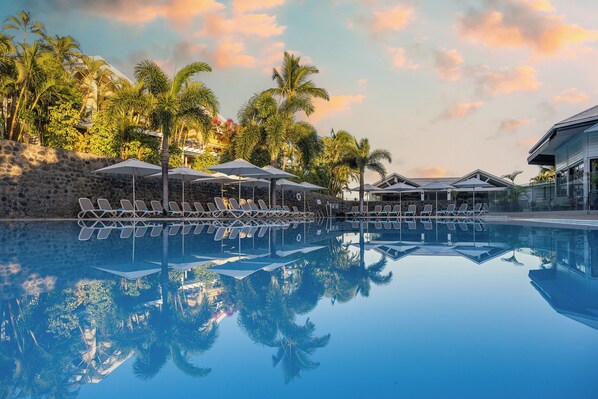 Piscine extérieure, parasols de plage, chaises longues